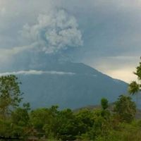 出行提示：巴厘岛阿贡火山可能随时喷发岩浆