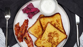 老纪中餐厨房 篇十：#元气早餐#10分钟搞定一份鸡蛋吐司与黄油煎培根的早餐