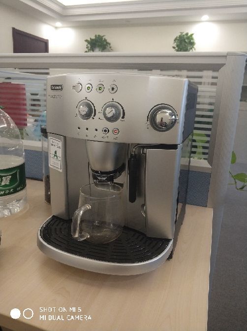 德龙 ECAM22.110.B 全自动咖啡机萃取器简单清理作业