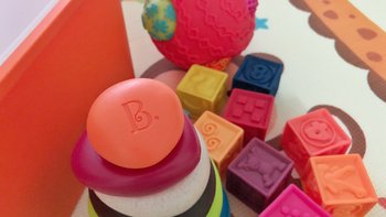 张木桃儿养成计划 篇一：B.Toys三款玩具开箱—软积木+叠叠环+波丽球