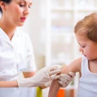 问题疫苗之殇：家长狂翻疫苗本，孩子的疫苗注射该何去何从