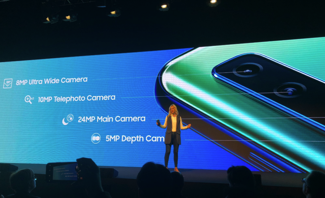 SAMSUNG 三星 发布 Galaxy A9（2018）智能手机，首款后置四摄、广角长焦景深全都要