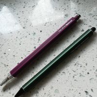 对比国誉和仲林两个牌子1.3mm的自动铅笔
