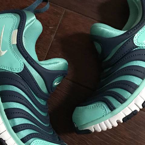 极光绿配色的NIKE DYNAMO FREE毛毛虫