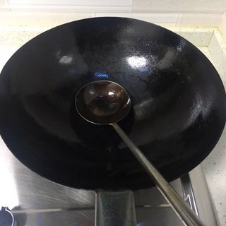 爱下厨 篇一：中餐离不了的一口大铁锅！铁锅怎样保养才能油光锃亮、不锈不粘