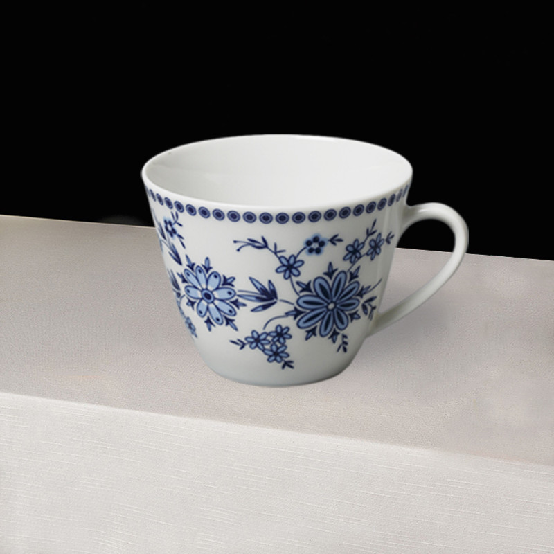 素胚勾勒出青花笔锋浓转淡，如传世的青花瓷自顾自美丽：SeltmannWeiden 杯碟套组