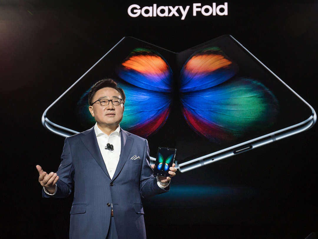 土豪专属的折叠屏黑科技，SAMSUNG 三星 正式发布Galaxy Fold智能手机