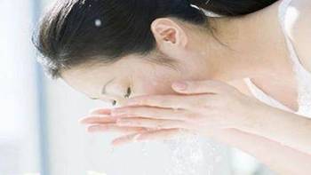家居生活 篇一：经常洗脸排毒还是养毒，你的毛巾真的干净吗？