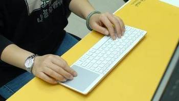 三大系统兼容九种手势操作，堪称桌面艺术品的一体化无线键盘