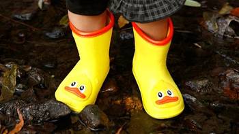 买给我家爱踩水的Amy的雨季神器——小黄鸭雨靴，保护宝宝的小脚丫