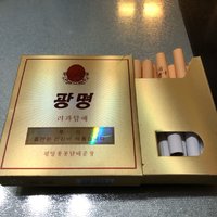 
光明牌香烟，平壤龙峰制造烟厂.
