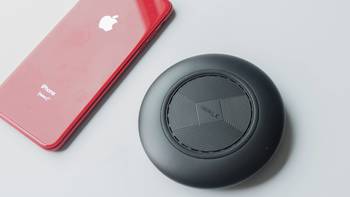 啦啦啦，卖报的小玩家 篇一：iPhone8P红色版用上了黑色的魔蝎无线充电器，红黑配可还行？