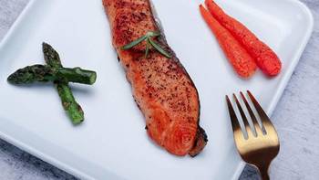 M6s美食专栏 篇一：三文鱼控必入，简单且美味的西式嫩烤三文鱼做法拿走