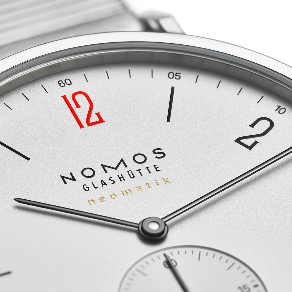 星星月亮盼个尽，Nomos终于设计生产钢制表带啦~