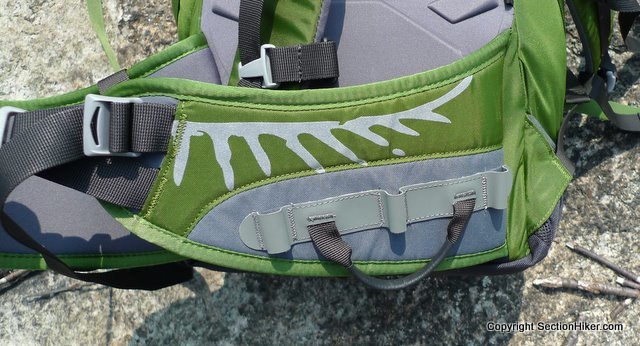 图：腰带上的装备扣环让你轻松挂上攀岩装备：Osprey Packs Mutant 38 背包