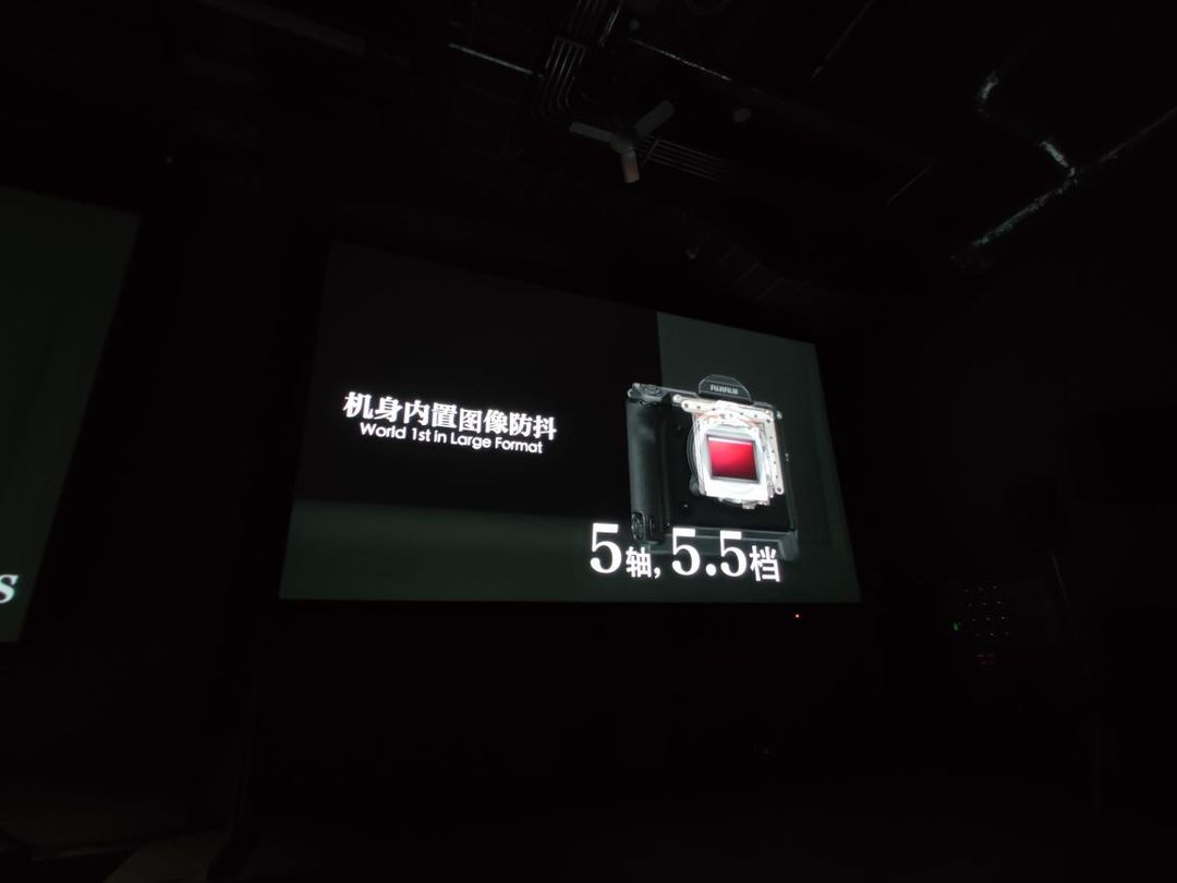 5.5挡机身五轴防抖+0.05秒自动对焦 富士发布1亿像素中画幅微单相机GFX100