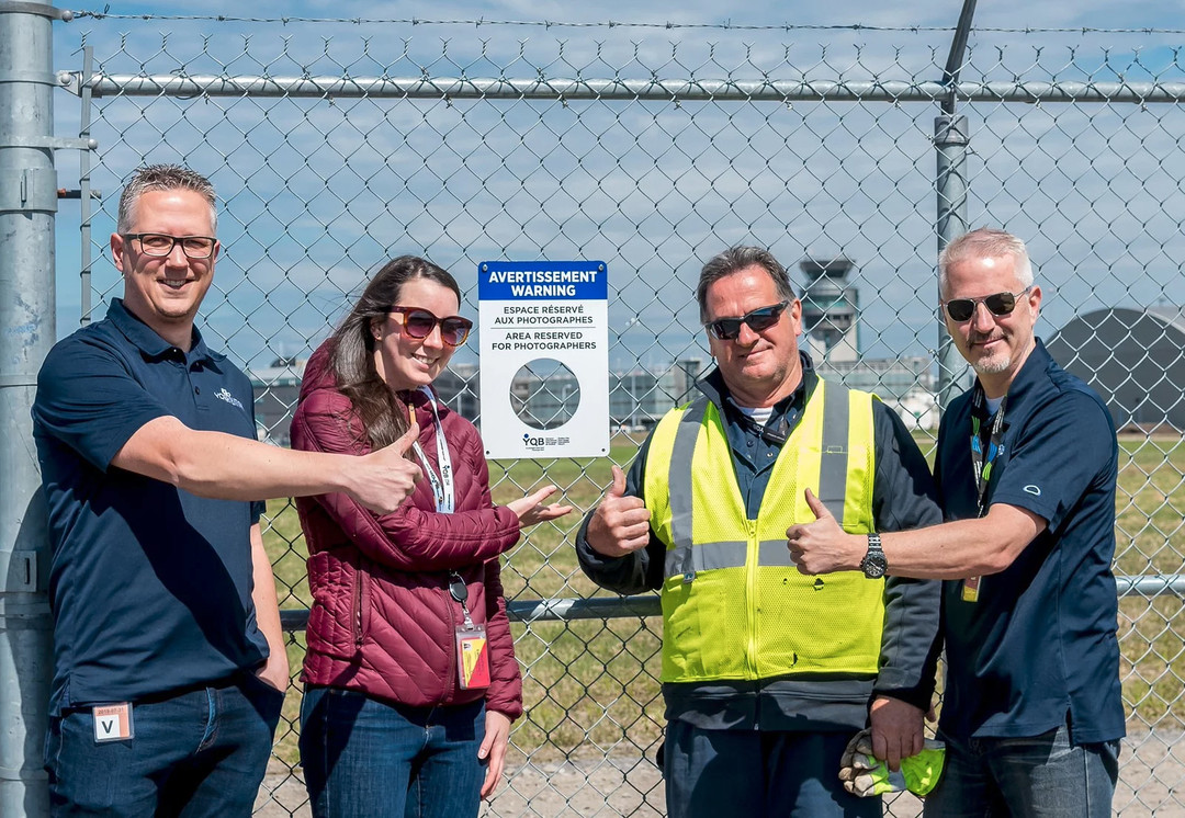 骚机日报：方便拍飞机党 加拿大魁北克机场特意在围栏设计了可以让镜头穿过的孔洞
