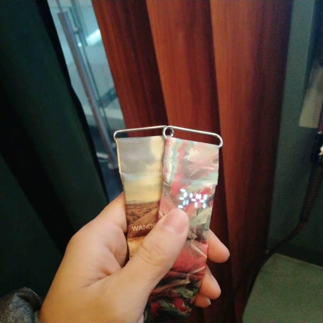 纸质手边，9.9包邮到手，看图片好神奇，实际上挺沙雕的