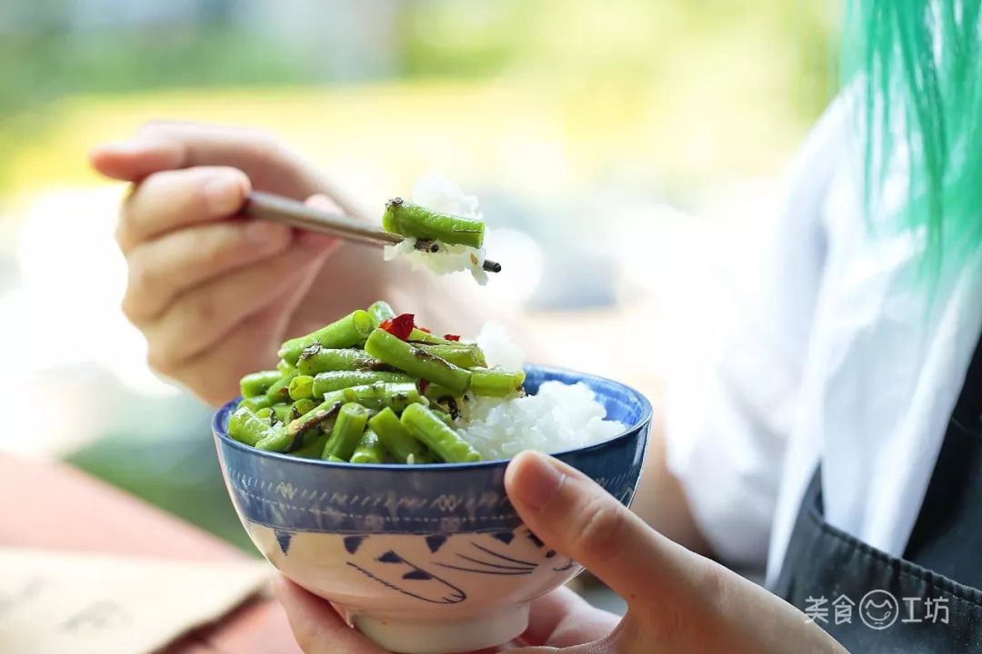 鲜香入味，一焯即好，豇豆这样做比炒更香