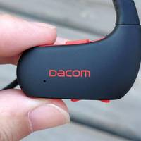 挂耳设计的Dacom L05蓝牙耳机，牢固的佩戴让日常与运动两开花