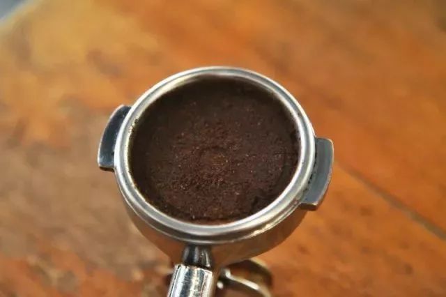为什么意式咖啡机冲煮后的咖啡粉饼表层会有积水状况？