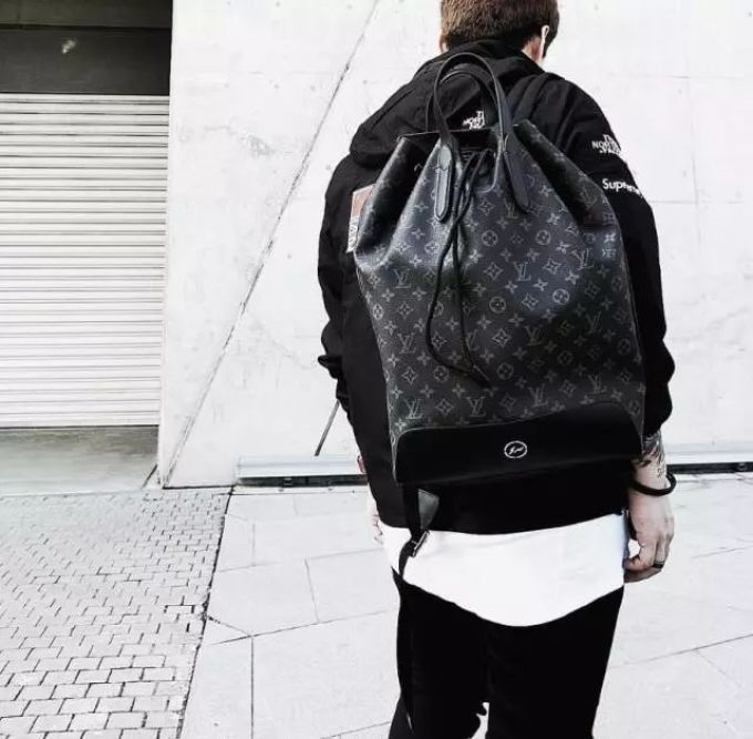 现在长得跟街头品牌似的LV、DIOR,怎还卖那么贵?