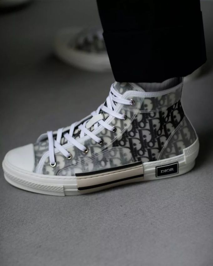 现在长得跟街头品牌似的LV、DIOR,怎还卖那么贵?
