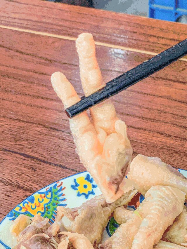 闻着味道找来的酒仙桥这家小面馆只有三张桌子却天天爆满