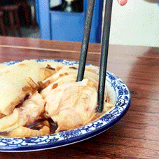鸡肉.gif 闻着味道找来的!酒仙桥这家小面馆只有三张桌子却天天爆满?