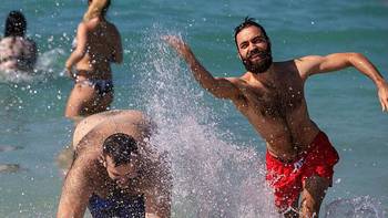 旅游攻略 篇一百二十：朱美拉海滩是迪拜免费对外开放的沙滩，也是唯一允许穿泳衣的沙滩