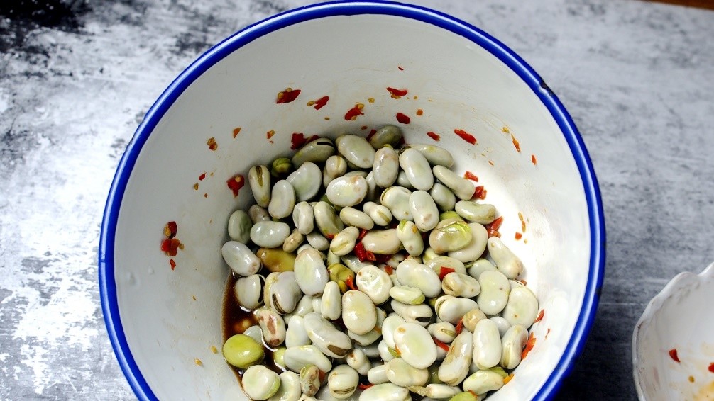 可以了,一定要煮烂一些捞起来,用酱油,辣椒油(鲜椒),葱花,姜蒜水一拌