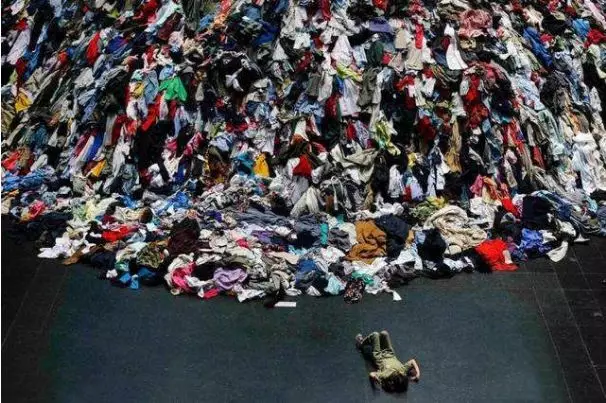 您有想过衣柜里的旧衣服要怎么清理吗？废物利用还是狠心丢弃？