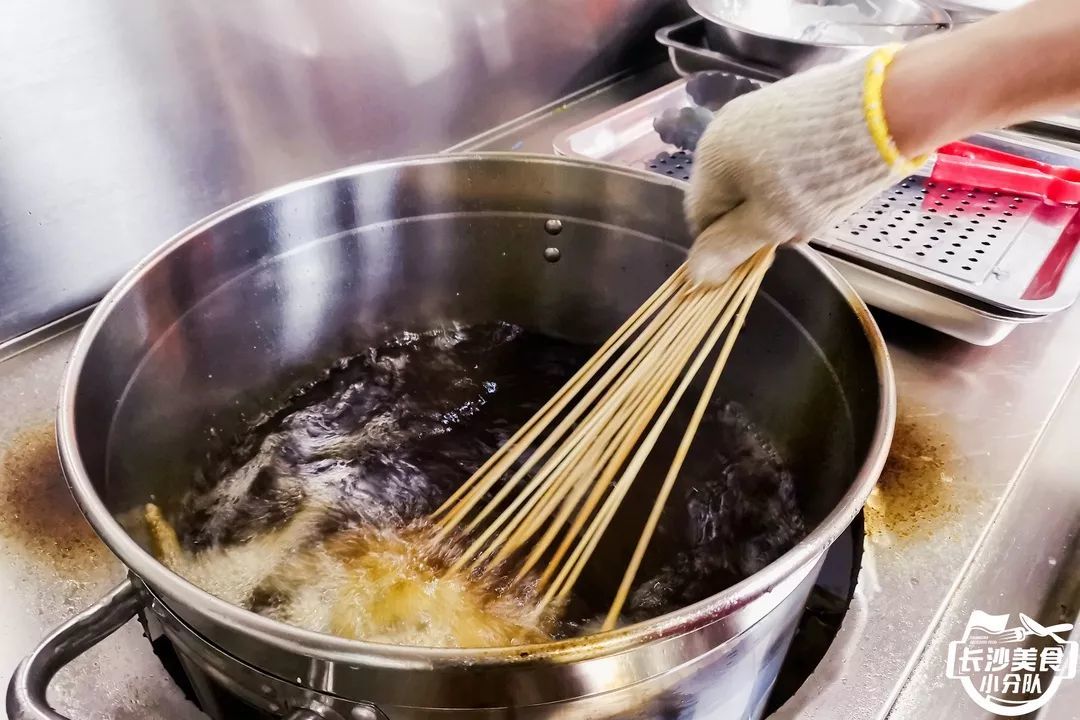 这家店用串串火锅的形式做油炸串，辣酱让人印象深刻！