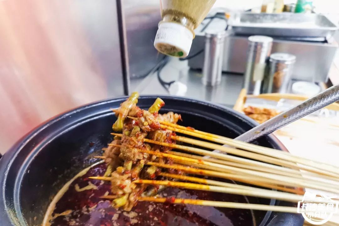 这家店用串串火锅的形式做油炸串，辣酱让人印象深刻！