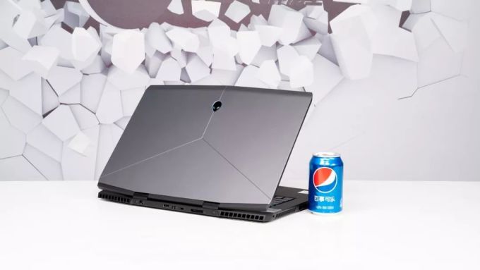 CPU单烤60W 双烤34W:笔吧评测室ALIENWARE 外星人 M17 笔记本电脑评测,厚度减小,牺牲散热