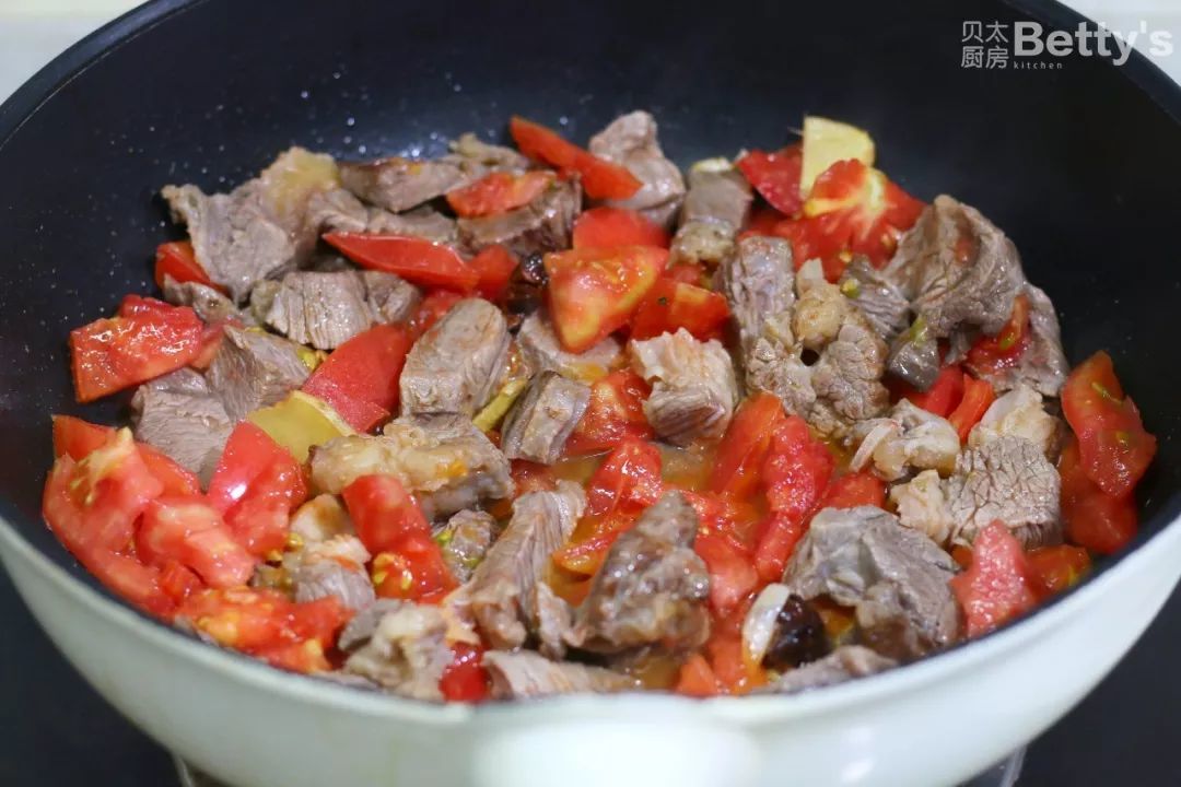 西红柿土豆炖牛肉，这几步一定不能少，出锅后真让人流口水！