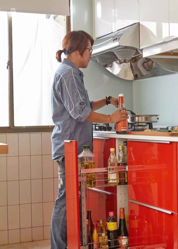 15㎡餐厨他只用宜家爆改,餐柜、橱柜翻倍大还拥中岛:堪比整容级改造