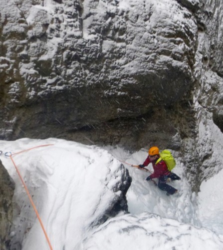 彼得·韦伯在加拿大落基山脉阿尔卑斯式登山中，在相当潮湿的环境里测试Arc'teryx Beta SL夹克。