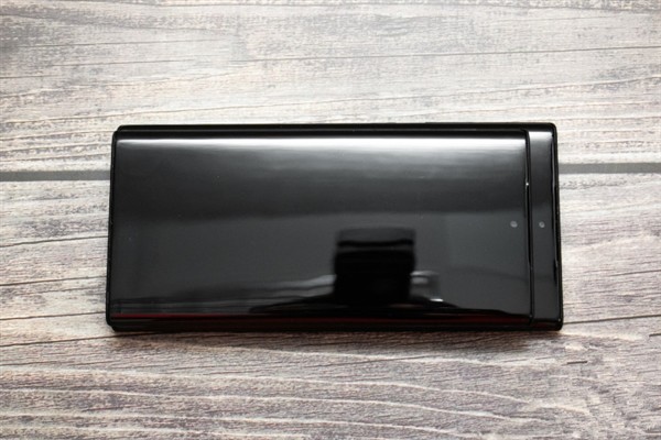 外媒曝光 三星 Galaxy Note10 机模上手图，大小两款、外观硬朗、取消3.5mm耳机孔
