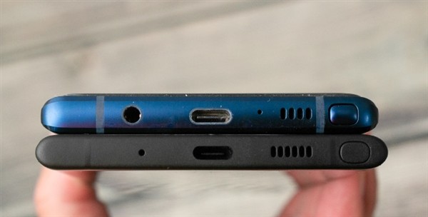 外媒曝光 三星 Galaxy Note10 机模上手图，大小两款、外观硬朗、取消3.5mm耳机孔