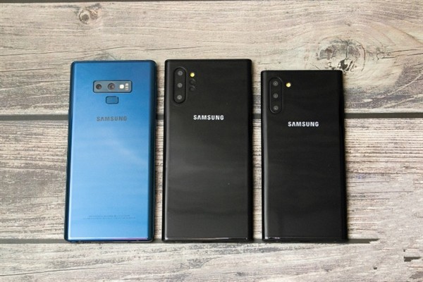 外媒曝光 三星 Galaxy Note10 机模上手图，大小两款、外观硬朗、取消3.5mm耳机孔