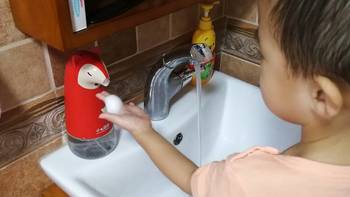 陪伴成长 篇三：小七泡泡自动感应泡沫洗手机，让洗手也变成一件妙趣横生的事。