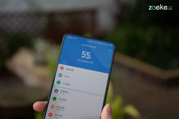 拥有彩屏加持的小米手环 4,使我更愿意把它跃然於腕上