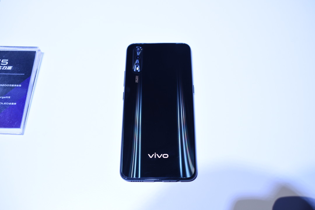 更时尚的大电池手机：vivo Z5正式发布，4500mAh电池，骁龙712加持  