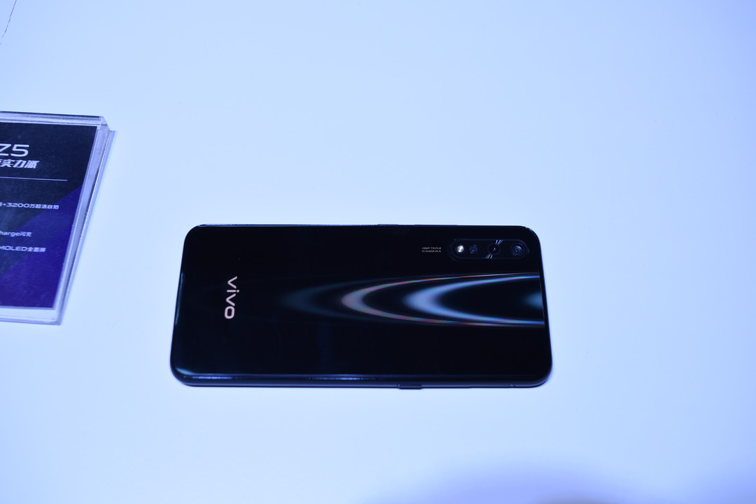 更时尚的大电池手机：vivo Z5正式发布，4500mAh电池，骁龙712加持  