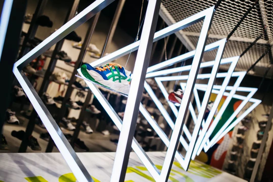 潮闻快食 | adidas Originals 推出新款 OZWEEGO 系列；藤原浩曝光与 Off-White™ 全新联名！