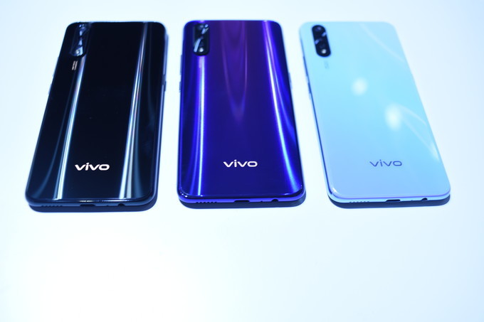 时尚外观与4500mAh大电池兼备：vivo Z5手机正式开售，售价1598元起，高配版优惠100元