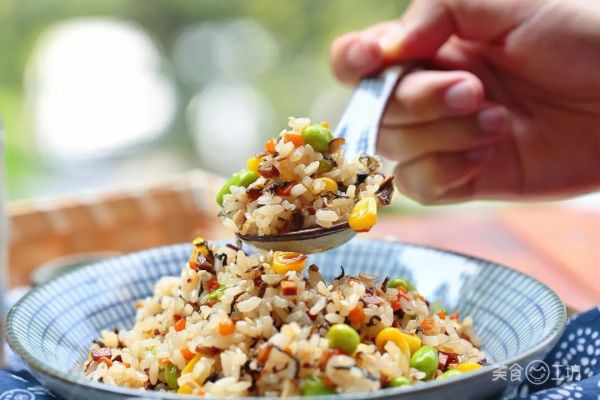炒饭里面不加蛋,舀一勺就香翻了!