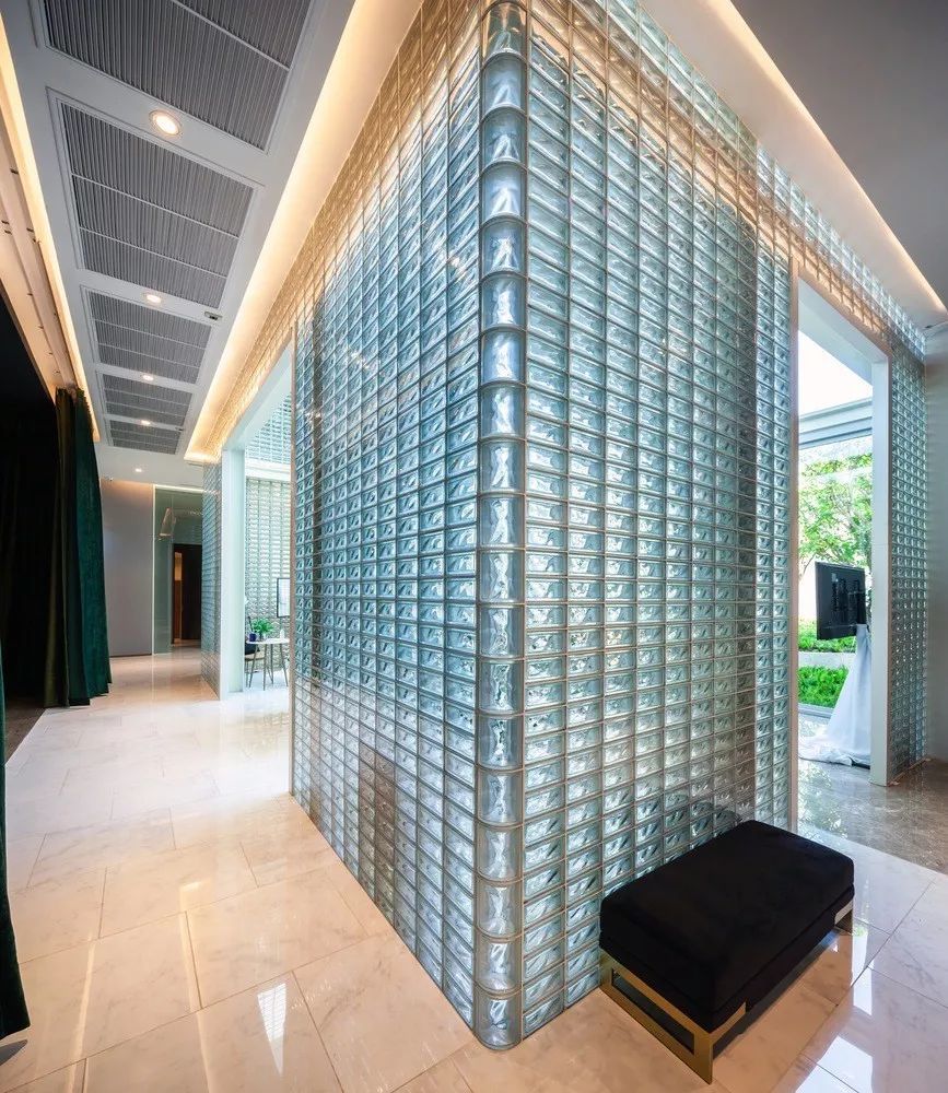 用 2 万块玻璃砖造的售楼处，连室内装修都省了！