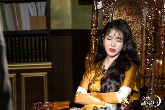 IU新剧美绝了!复古风穿搭风向标,照着穿复古又时尚!